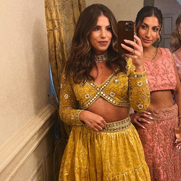 Yellow hand embroidered Lehenga - size M - Picture 4 of 6